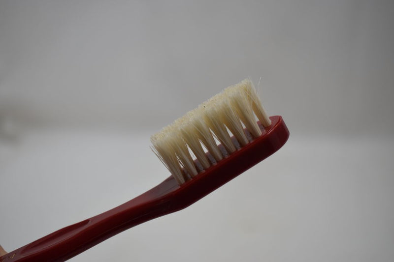 KENT OF LONDON ORIGINAL TOOTHBRUSH (SOFT) STRAIGHT TUFT PURE BRISTLE RED COLOR (VERSION 1978) / ΟΔΟΝΤΟΒΟΥΡΤΣΑ ΜΕ ΙΣΙΕΣ ΚΑΙ ΑΥΘΕΝΤΙΚΕΣ ΤΡΙΧΕΣ (ΜΑΛΑΚΕΣ) ΧΡΩΜΑΤΟΣ  ΚΟΚΚΙΝΟΥ.