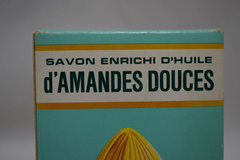 DONGE SAVON DE BEAUTE ADOUCISSANT ENRICHI D'HUILE D'AMANDES DOUCES (VERSION 1980) / Μαλακτικό σαπούνι ομορφιάς με γλυκό Αμυγδαλέλαιο 120 g 4.2 OZ.