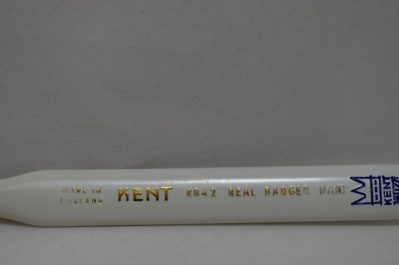 KENT OF LONDON TOOTHBRUSH ORIGINAL Badger KB 42 VERY SOFT FOR SENSITIVE GUMS STRAIGHT  TUFT WHITE COLOR (VERSION 1976) / ΟΔΟΝΤΟΒΟΥΡΤΣΑ ΠΟΛΥ ΜΑΛΑΚΗ ΓΙΑ ΕΥΑΙΣΘΗΤΑ ΟΥΛΑ ΜΕ ΙΣΙΕΣ ΤΡΙΧΕΣ ΑΥΘΕΝΤΙΚΟΥ ΑΣΒΟΥ ΧΡΩΜΑΤΟΣ ΛΕΥΚΟΥ.