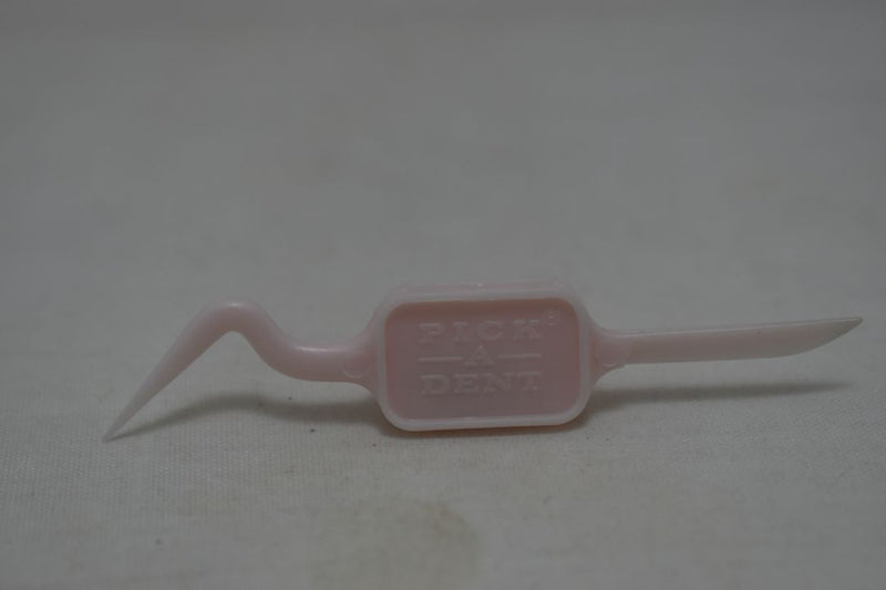 PICK-A-DENT (DENTICATOR CO. SAN FRANCISCO) REUSABLE PLASTIC TOOTHPICK DOUBLE ENDED / CLEANS BETWEEN TEETH IN INDIVIDUAL POUCHE COLOR PINK / Επαναχρησιμοποιήσιμη πλαστική οδοντογλυφίδα διπλού άκρου, μέσα σε ατομική θήκη,  χρώματος ροζ.