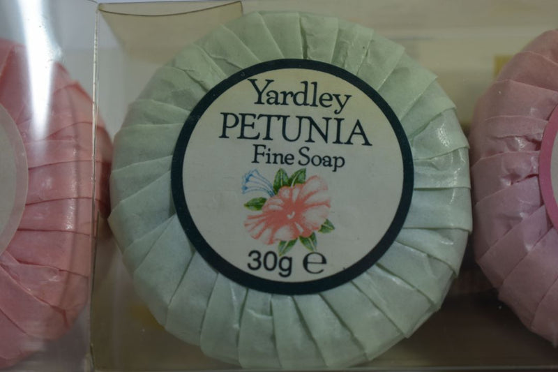 YARDLEY SWEET PEA / PETUNIA / ROSES / LILY OF THE VALLEY (VERSION 1980) LUXURY / PERFUMED / ASSORTED GEUST SOAPS WITH FLOWERS FRESH 4 X (4 SOAPS 30 gr 4 x 1 OZ) TOTAL NET WT 120 gr 4 OZ.