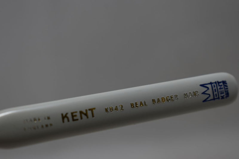 KENT OF LONDON TOOTHBRUSH ORIGINAL Badger KB 42 VERY SOFT FOR SENSITIVE GUMS STRAIGHT  TUFT WHITE COLOR (VERSION 1976) / ΟΔΟΝΤΟΒΟΥΡΤΣΑ ΠΟΛΥ ΜΑΛΑΚΗ ΓΙΑ ΕΥΑΙΣΘΗΤΑ ΟΥΛΑ ΜΕ ΙΣΙΕΣ ΤΡΙΧΕΣ ΑΥΘΕΝΤΙΚΟΥ ΑΣΒΟΥ ΧΡΩΜΑΤΟΣ ΛΕΥΚΟΥ.