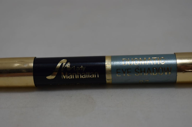 LADY MANHATTAN COSMETICS BIG DUOMATIC EYE SHADOW / Μολύβι Χονδρό, Δύο Αποχρώσεων, Διπλής Δράσης,  Ματιών και Σκιάς ταυτόχρονα, σε Απόχρωση (Νο 07 - Μπλε Σκούρο και Μπλε Ανοικτό / Σιέλ Μεταλλικό).