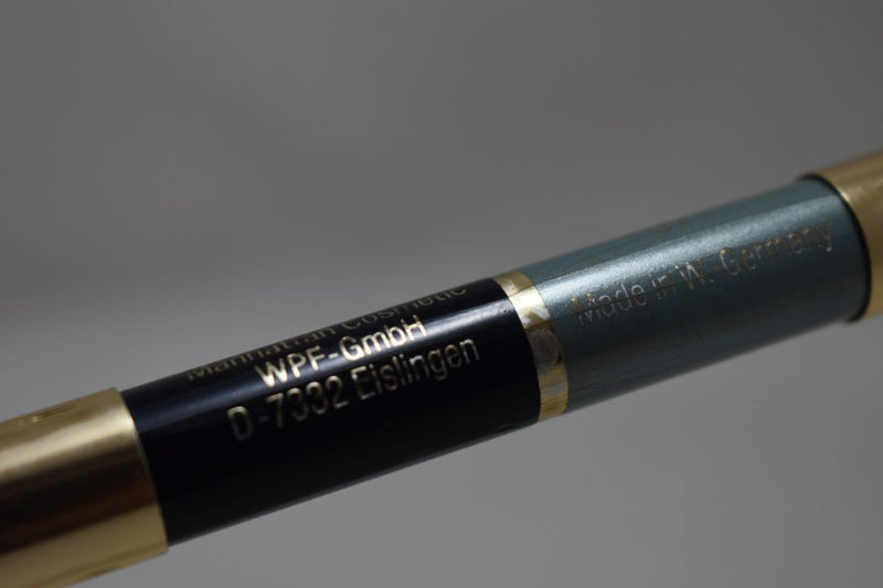 LADY MANHATTAN COSMETICS BIG DUOMATIC EYE SHADOW / Μολύβι Χονδρό, Δύο Αποχρώσεων, Διπλής Δράσης,  Ματιών και Σκιάς ταυτόχρονα, σε Απόχρωση (Νο 07 - Μπλε Σκούρο και Μπλε Ανοικτό / Σιέλ Μεταλλικό).